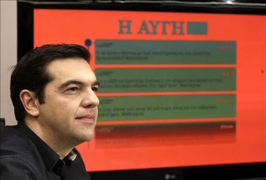 El líder del partido griego Syriza, Alexis Tsipras, se prepara para responder a las preguntas que le han lanzado los ciudadanos a través de Twitter, en la sede del partido en Atenas, Grecia, hoy, miércoles 14 de enero de 2015. EFE